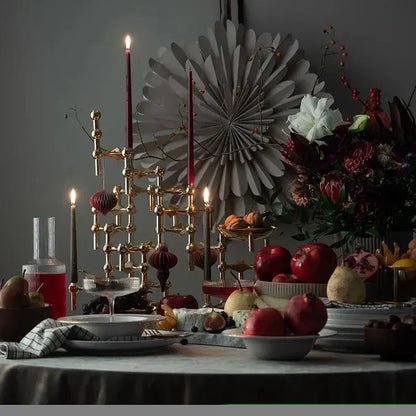 "Moderne molekylær design lysestage med gylden finish i elegant struktur, ideel til luksuriøs hjemmedekoration"