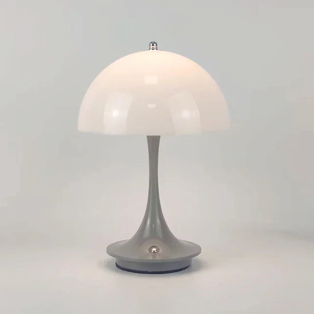 "Moderne trådløs bordlampe med hvid metallisk finish, elegant design, transportabel og genopladelig med justerbar LED"