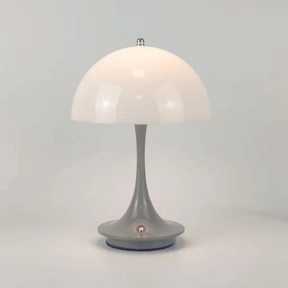 "Moderne trådløs bordlampe med hvid metallisk finish, elegant design, transportabel og genopladelig med justerbar LED"