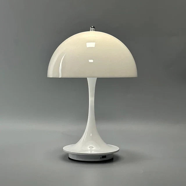 "Moderne trådløs bordlampe med hvid metallisk finish, elegant design, transportabel og genopladelig med justerbar LED"