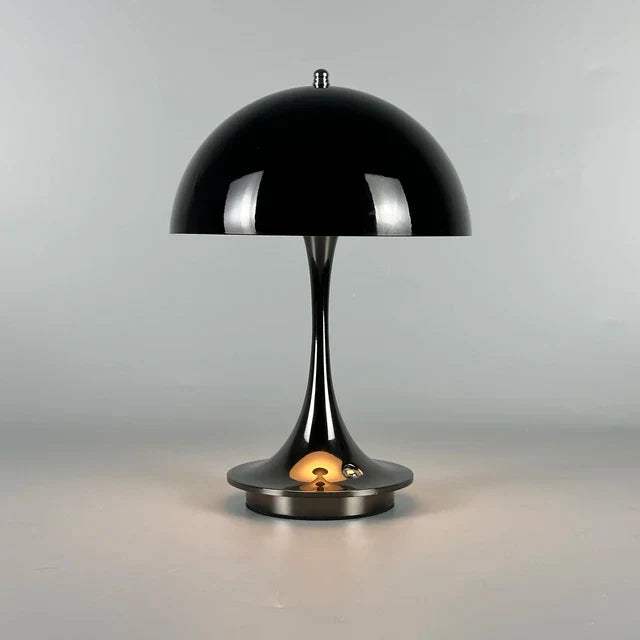 "Moderne trådløs bordlampe med hvid metallisk finish, elegant design, transportabel og genopladelig med justerbar LED"