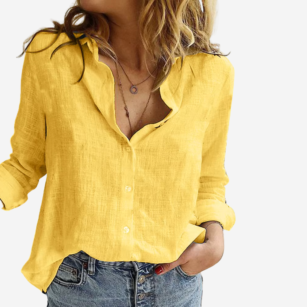 "Nora bluse i let hørmix med vintage stil, løstsiddende pasform og elegant reverskrave, perfekt til varme dage."