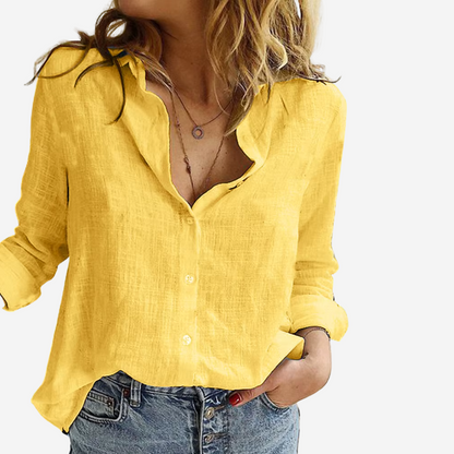 "Nora bluse i let hørmix med vintage stil, løstsiddende pasform og elegant reverskrave, perfekt til varme dage."