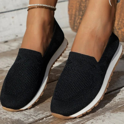 "Ortopædiske dame slip-ons i marineblå med åndbar fodseng, let slip-on design og elegant stil."