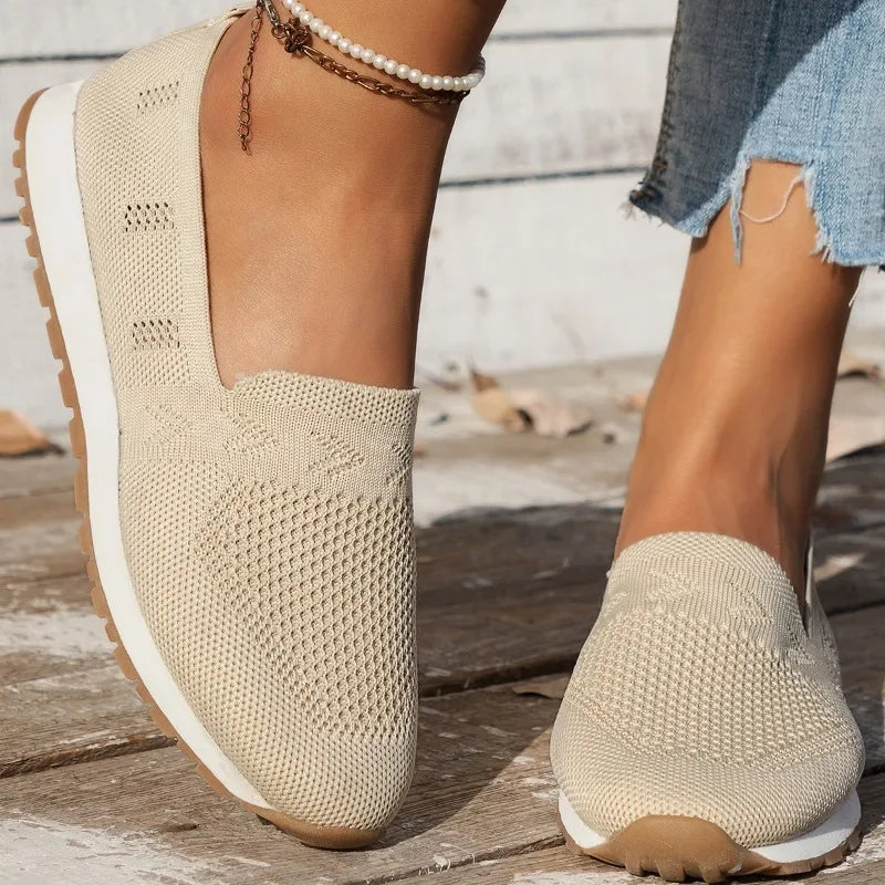 "Ortopædiske dame slip-ons i marineblå med åndbar fodseng, let slip-on design og elegant stil."