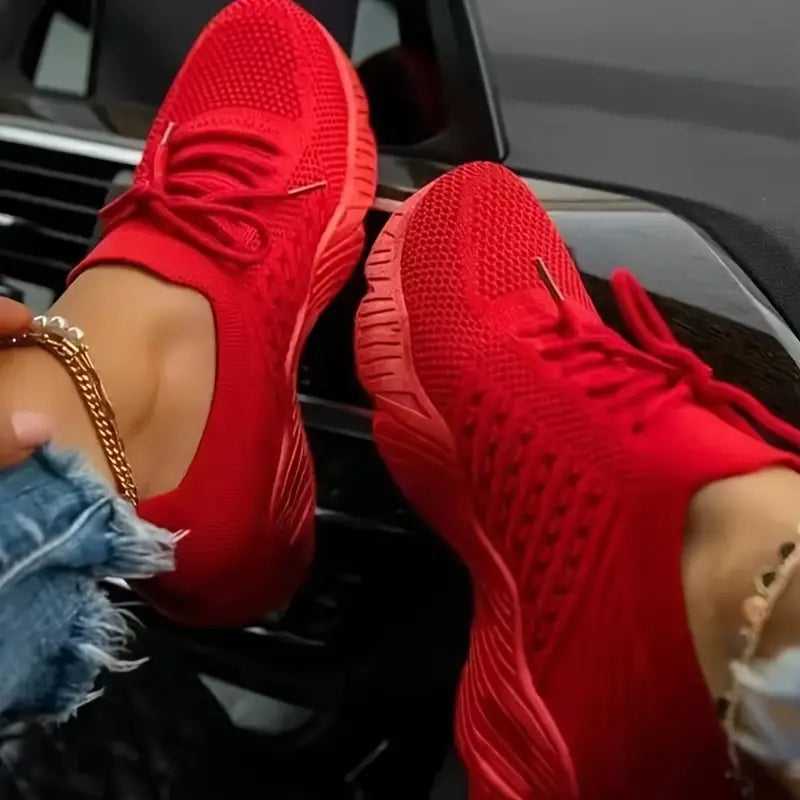 "Ortopædiske damesneakers i hvidt mesh med skridsikker gummisål, designet for komfort og støtte til daglig brug."