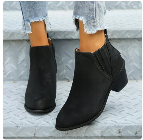 "Ortopædiske kvindestøvler i brun læder, ankelhøje med ergonomisk design og skridsikker sål for komfort og stil."