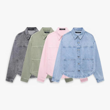 "Overdimensioneret blå denimjakke med klassisk krave, brede lommer og buede kanter i moderne vintage-stil for kvinder."