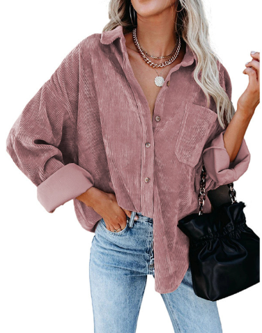 Oversized corduroy skjorte i blødt bomuld med klassisk krave og moderne, afslappet fit. Perfekt til lagdeling og hverdag.