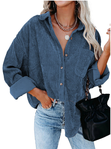 Oversized corduroy skjorte i blødt bomuld med klassisk krave og moderne, afslappet fit. Perfekt til lagdeling og hverdag.