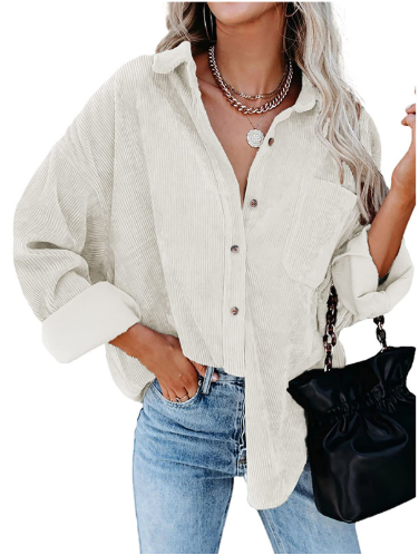 Oversized corduroy skjorte i blødt bomuld med klassisk krave og moderne, afslappet fit. Perfekt til lagdeling og hverdag.