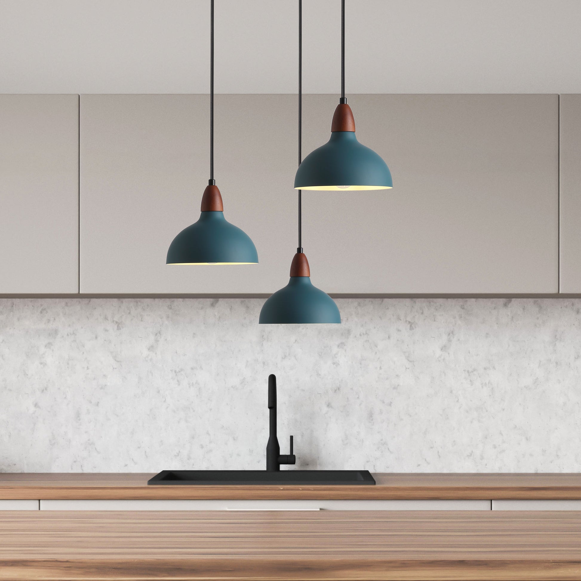 "Petroleumblå pendel Ø19 med trætoppart i elegant design, ideel til moderne og klassiske hjem."