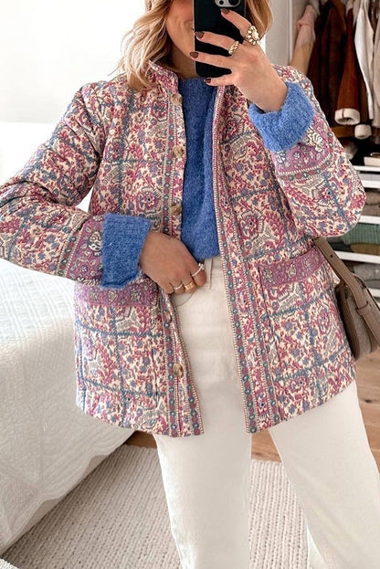 Quiltet bomuldsjakke i vintage blomstermønster, elegant design, kvindejakke med knapper og lommer, perfekt til kølige dage.