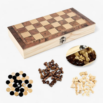 Rejsevenligt 3-i-1 brætspil med skak- og damstykker, foldbart trædesign, ideelt til strategi og kompakt opbevaring.