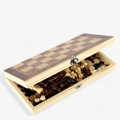 Rejsevenligt 3-i-1 brætspil med skak- og damstykker, foldbart trædesign, ideelt til strategi og kompakt opbevaring.