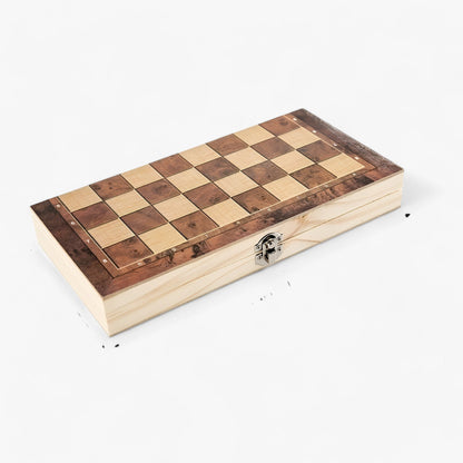 Rejsevenligt 3-i-1 brætspil med skak- og damstykker, foldbart trædesign, ideelt til strategi og kompakt opbevaring.