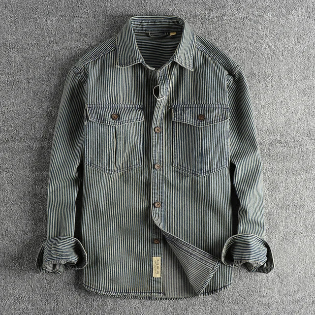"Retro denimskjorte til herrer med stribet mønster, vintage stil, blå nuancer, kort krave og lange ærmer."