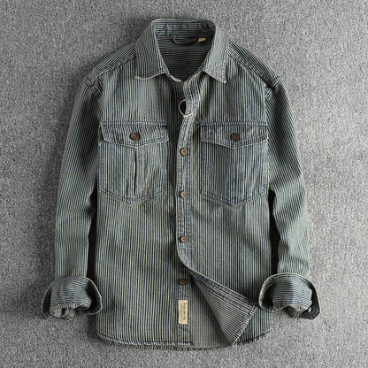 "Retro denimskjorte til herrer med stribet mønster, vintage stil, blå nuancer, kort krave og lange ærmer."
