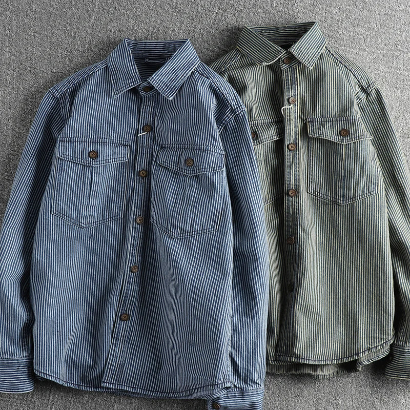 "Retro denimskjorte til herrer med stribet mønster, vintage stil, blå nuancer, kort krave og lange ærmer."