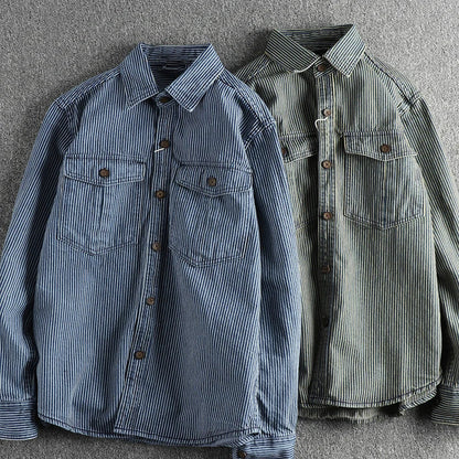 "Retro denimskjorte til herrer med stribet mønster, vintage stil, blå nuancer, kort krave og lange ærmer."