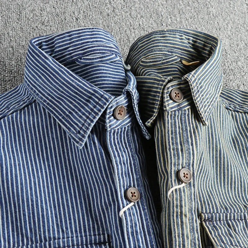 "Retro denimskjorte til herrer med stribet mønster, vintage stil, blå nuancer, kort krave og lange ærmer."