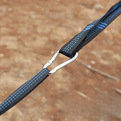 "Robust hængekøje med integreret myggenet, faldskærmsmateriale, plads til to personer, perfekt til udendørs afslapning."