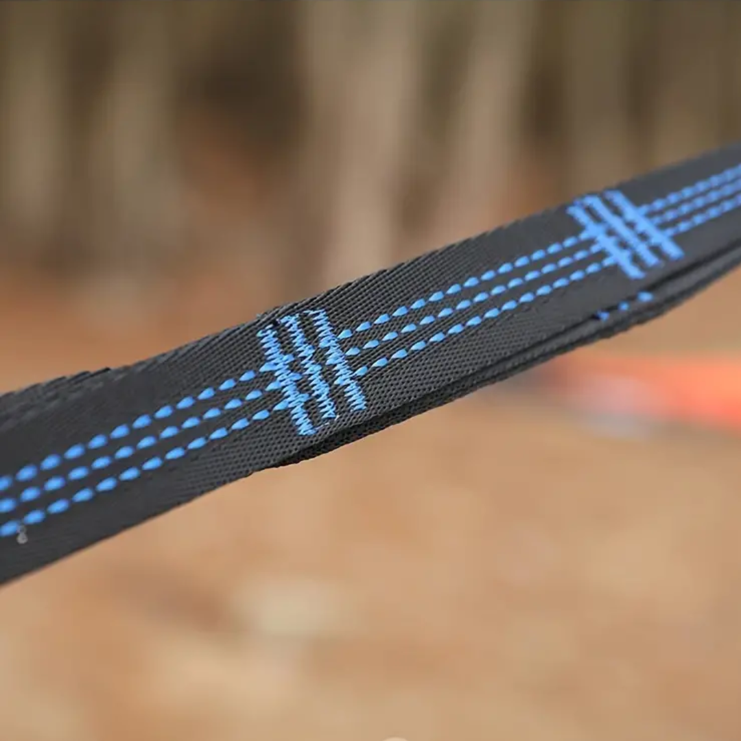 "Robust hængekøje med integreret myggenet, faldskærmsmateriale, plads til to personer, perfekt til udendørs afslapning."