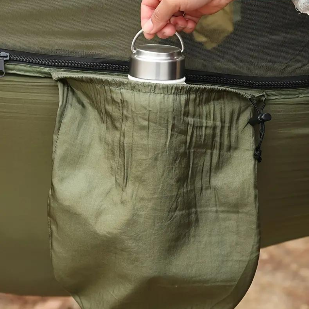 "Robust hængekøje med integreret myggenet, faldskærmsmateriale, plads til to personer, perfekt til udendørs afslapning."