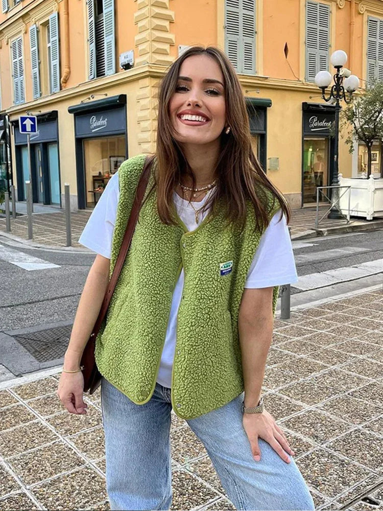 "Rolla fleece vest i blødt, hvidt sherpa-stof med en åben front og oversized design, perfekt til lag-på-lag styling."