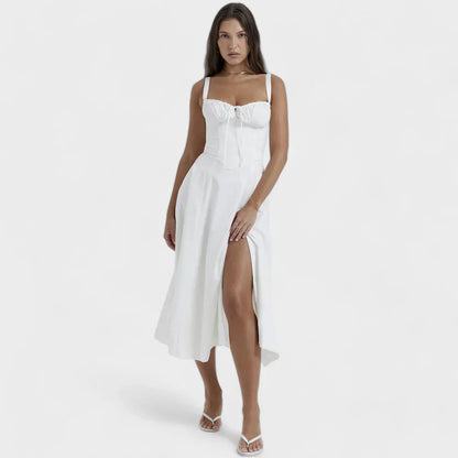 "Romantisk korsetkjole med blonder og snøredetaljer, bølgende skørt og slids. Perfekt til bryllup eller fest."