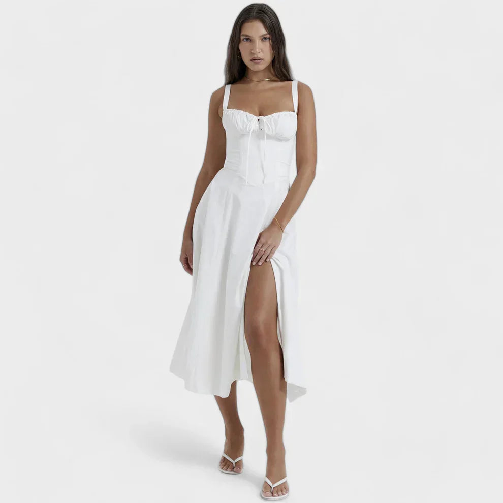 "Romantisk korsetkjole med blonder og snøredetaljer, bølgende skørt og slids. Perfekt til bryllup eller fest."