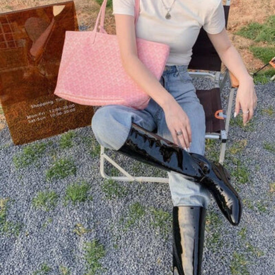 "Rummelig Ainara håndtaske med forstærkede håndtag, elegant brun farve og sofistikeret design, perfekt til hverdagsbrug."