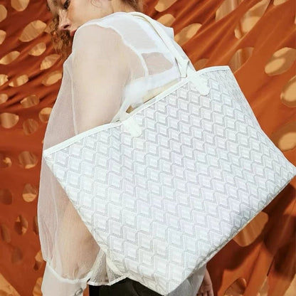 "Rummelig Ainara håndtaske med forstærkede håndtag, elegant brun farve og sofistikeret design, perfekt til hverdagsbrug."