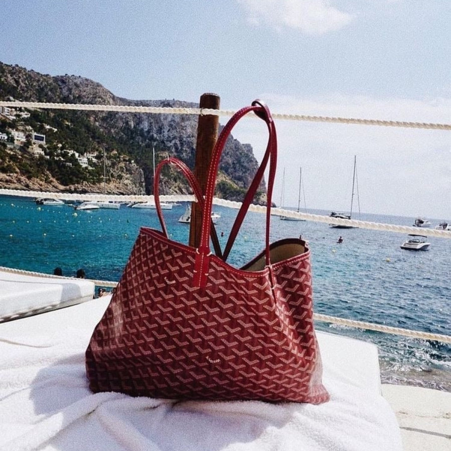 "Rummelig Ainara håndtaske med forstærkede håndtag, elegant brun farve og sofistikeret design, perfekt til hverdagsbrug."