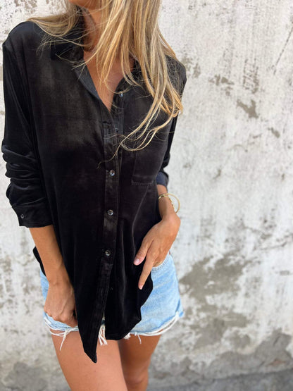 "Rummelig, oversized skjorte i klassisk button-down stil med praktisk brystlomme, ideel til lag-på-lag outfits."