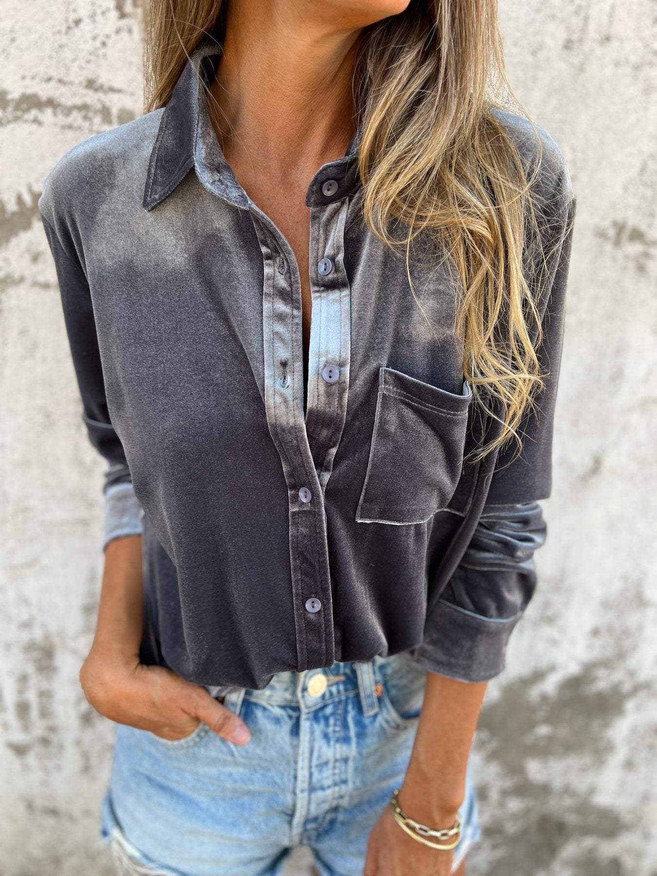 "Rummelig, oversized skjorte i klassisk button-down stil med praktisk brystlomme, ideel til lag-på-lag outfits."