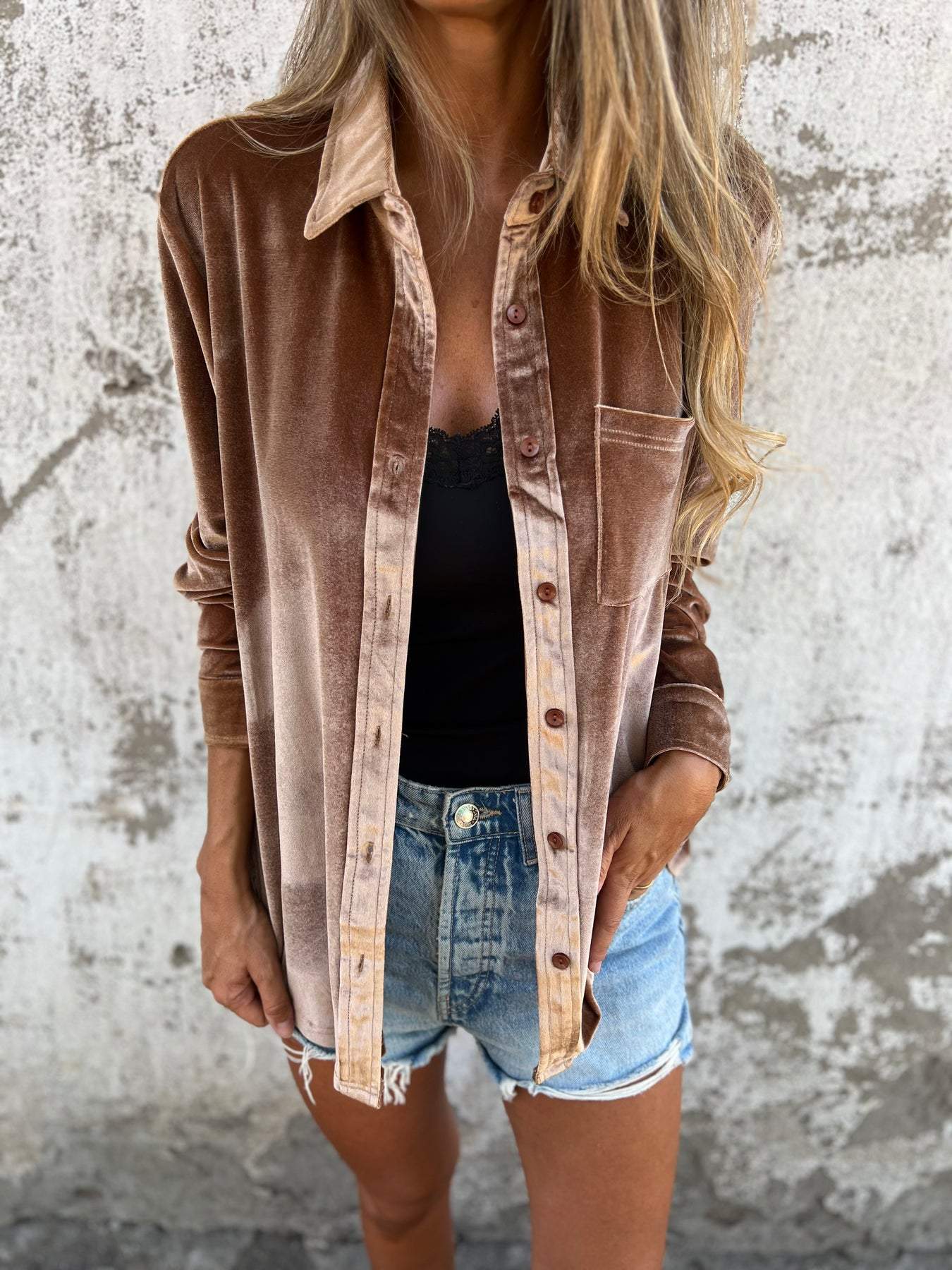 "Rummelig, oversized skjorte i klassisk button-down stil med praktisk brystlomme, ideel til lag-på-lag outfits."