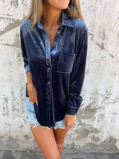 "Rummelig, oversized skjorte i klassisk button-down stil med praktisk brystlomme, ideel til lag-på-lag outfits."