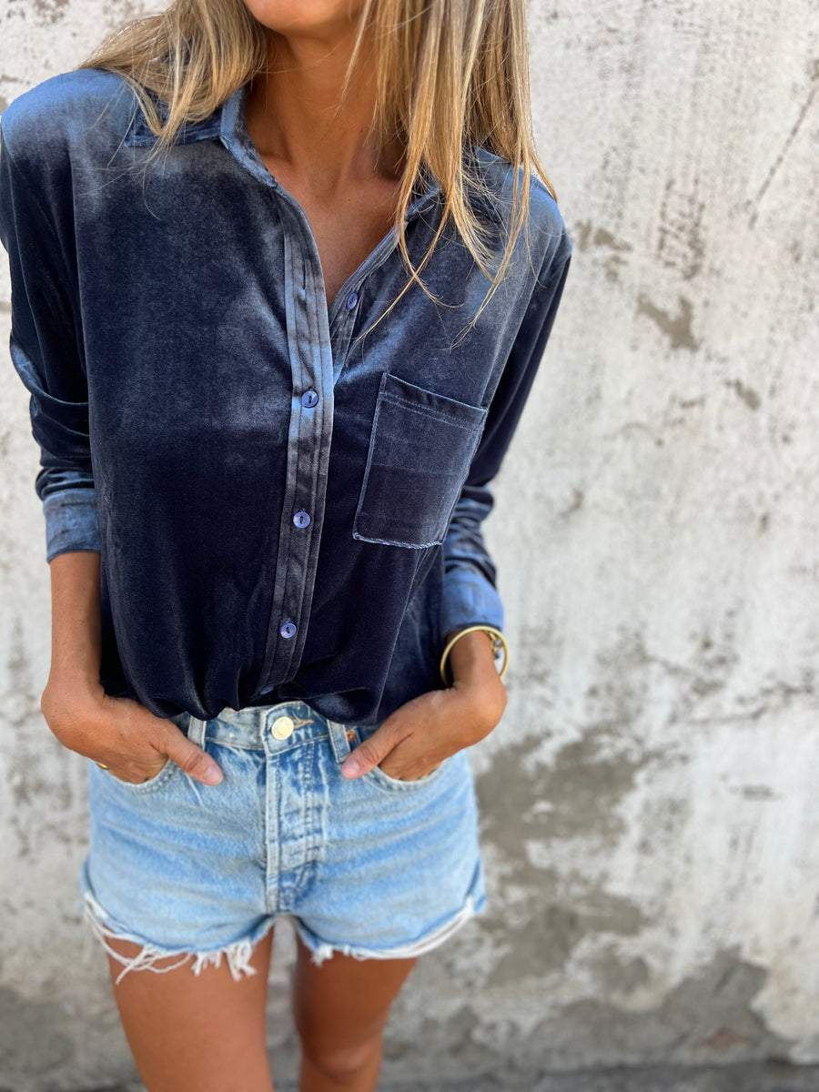 "Rummelig, oversized skjorte i klassisk button-down stil med praktisk brystlomme, ideel til lag-på-lag outfits."