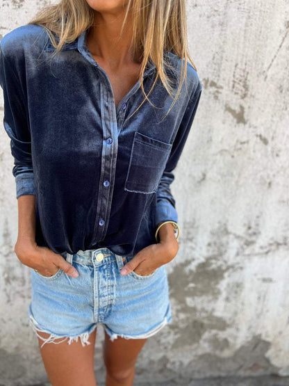 "Rummelig, oversized skjorte i klassisk button-down stil med praktisk brystlomme, ideel til lag-på-lag outfits."