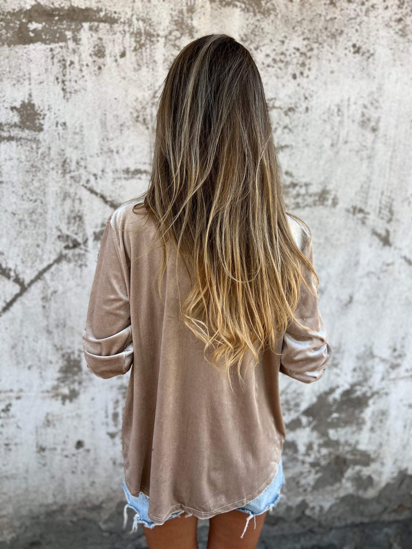 "Rummelig, oversized skjorte i klassisk button-down stil med praktisk brystlomme, ideel til lag-på-lag outfits."