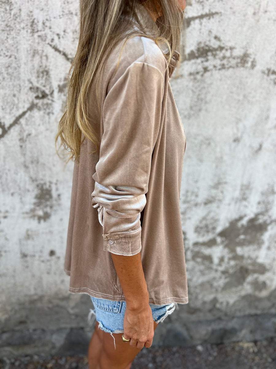 "Rummelig, oversized skjorte i klassisk button-down stil med praktisk brystlomme, ideel til lag-på-lag outfits."