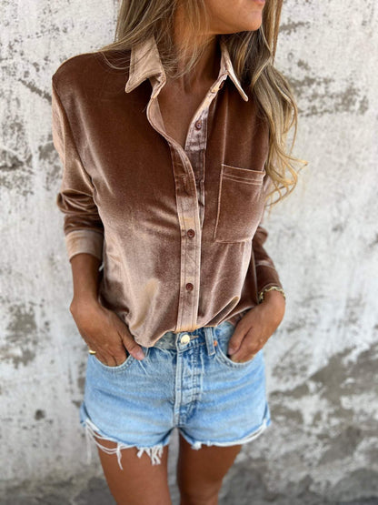 "Rummelig, oversized skjorte i klassisk button-down stil med praktisk brystlomme, ideel til lag-på-lag outfits."