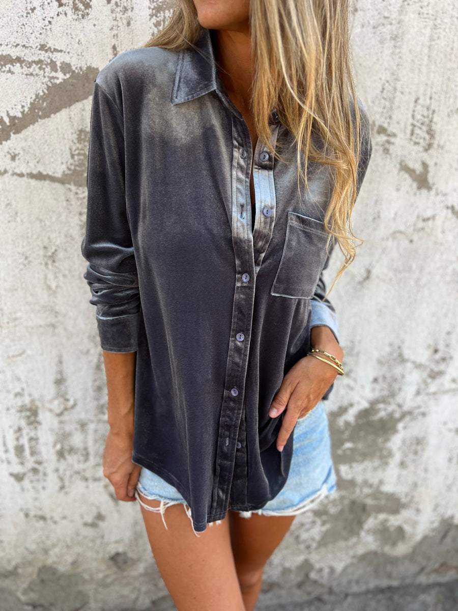 "Rummelig, oversized skjorte i klassisk button-down stil med praktisk brystlomme, ideel til lag-på-lag outfits."