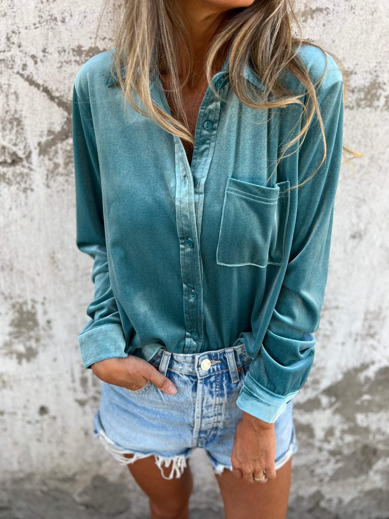 "Rummelig, oversized skjorte i klassisk button-down stil med praktisk brystlomme, ideel til lag-på-lag outfits."