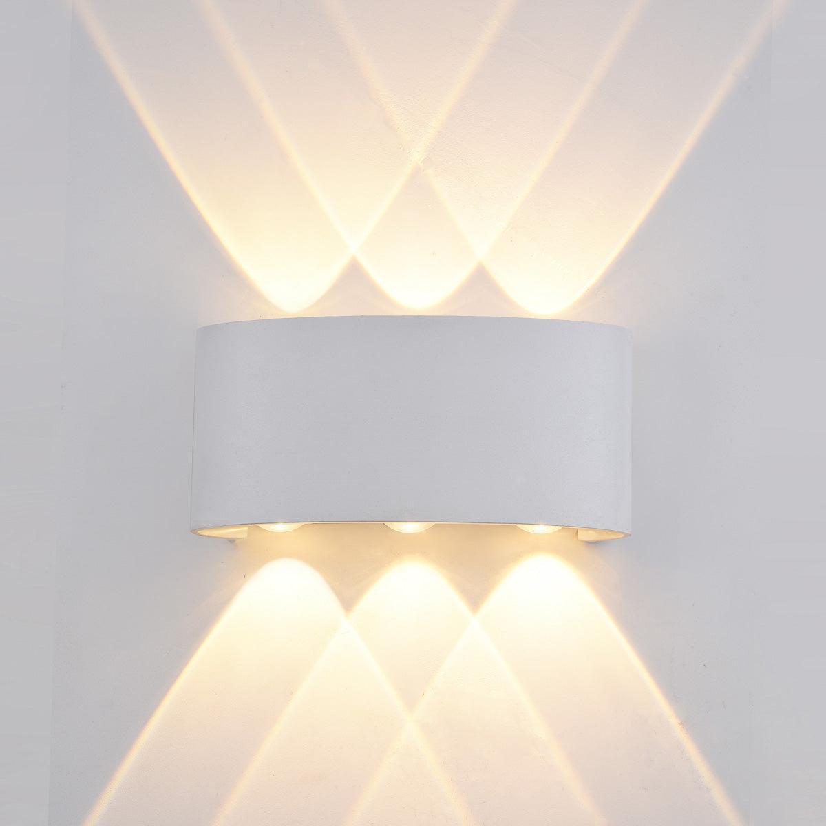 "Sandblæst hvid Ortelo 6W LED væglampe til udendørs brug, elegant alu-design med opad- og nedadrettet lys, IP65-klassificeret