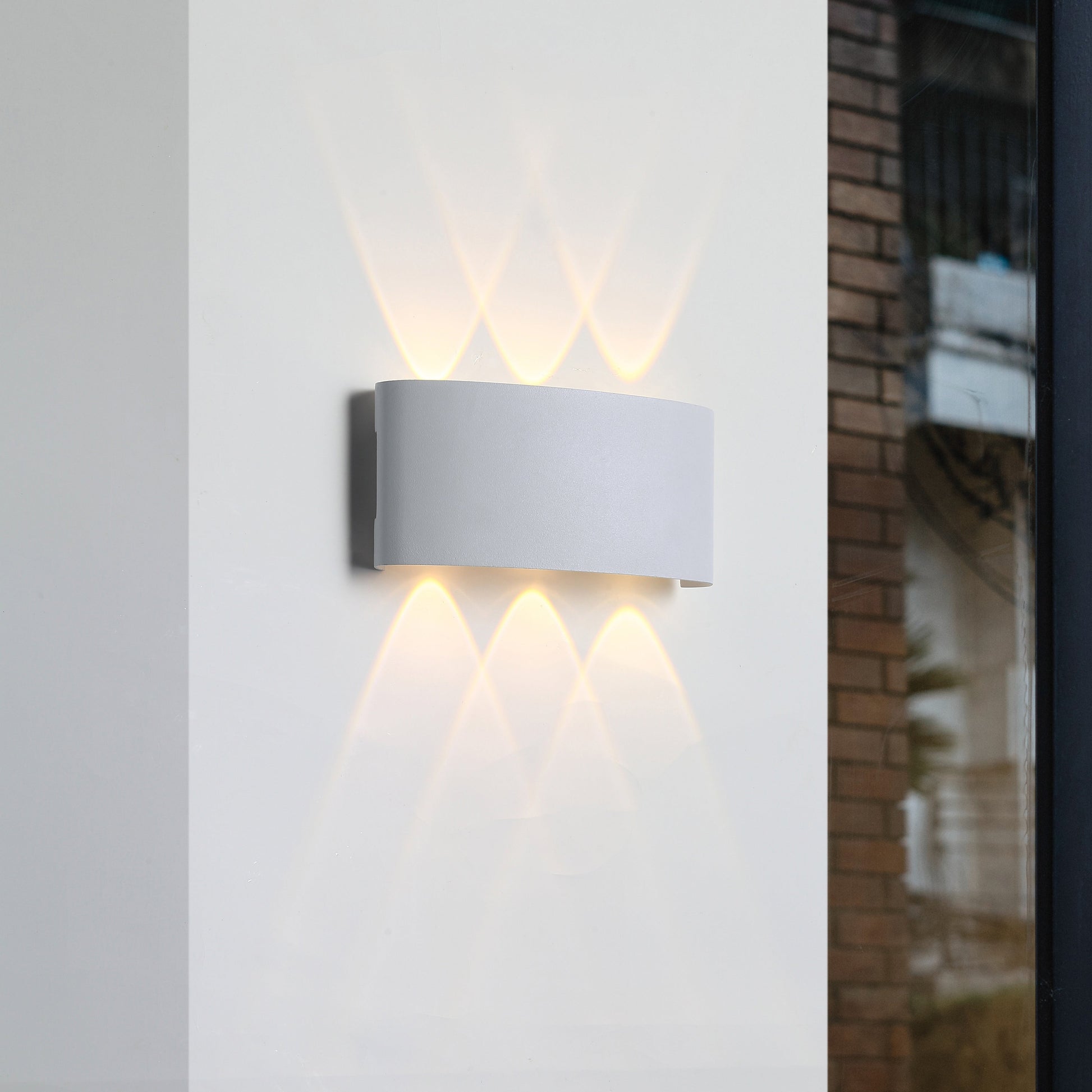 "Sandblæst hvid Ortelo 6W LED væglampe til udendørs brug, elegant alu-design med opad- og nedadrettet lys, IP65-klassificeret