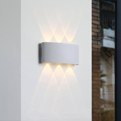 "Sandblæst hvid Ortelo 6W LED væglampe til udendørs brug, elegant alu-design med opad- og nedadrettet lys, IP65-klassificeret