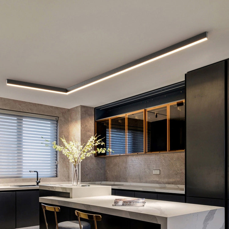 "Skandinavisk LED-loftslampe i moderne design med lysende aluminiums- og akrylelementer til stue eller kontor."