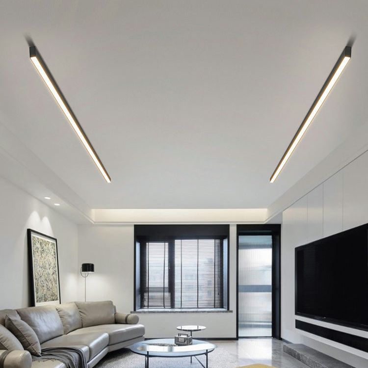 "Skandinavisk LED-loftslampe i moderne design med lysende aluminiums- og akrylelementer til stue eller kontor."